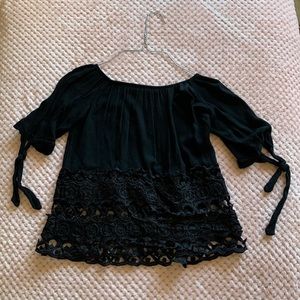 Small (girls) cropped black blouse